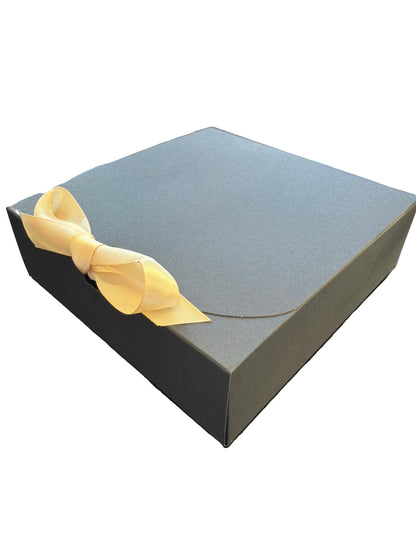 Geschenkbox mit Schleife schwarz 16x16x5cm - Wunschkeks.de Glückskekse mit Wunschtext ab 1 Stück