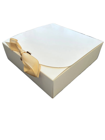 Geschenkbox mit Schleife weiß 16x16x5cm - Wunschkeks.de Glückskekse mit Wunschtext ab 1 Stück
