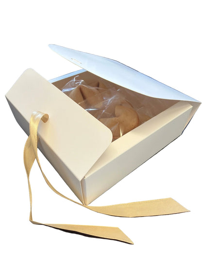 Geschenkbox mit Schleife weiß 16x16x5cm - Wunschkeks.de Glückskekse mit Wunschtext ab 1 Stück