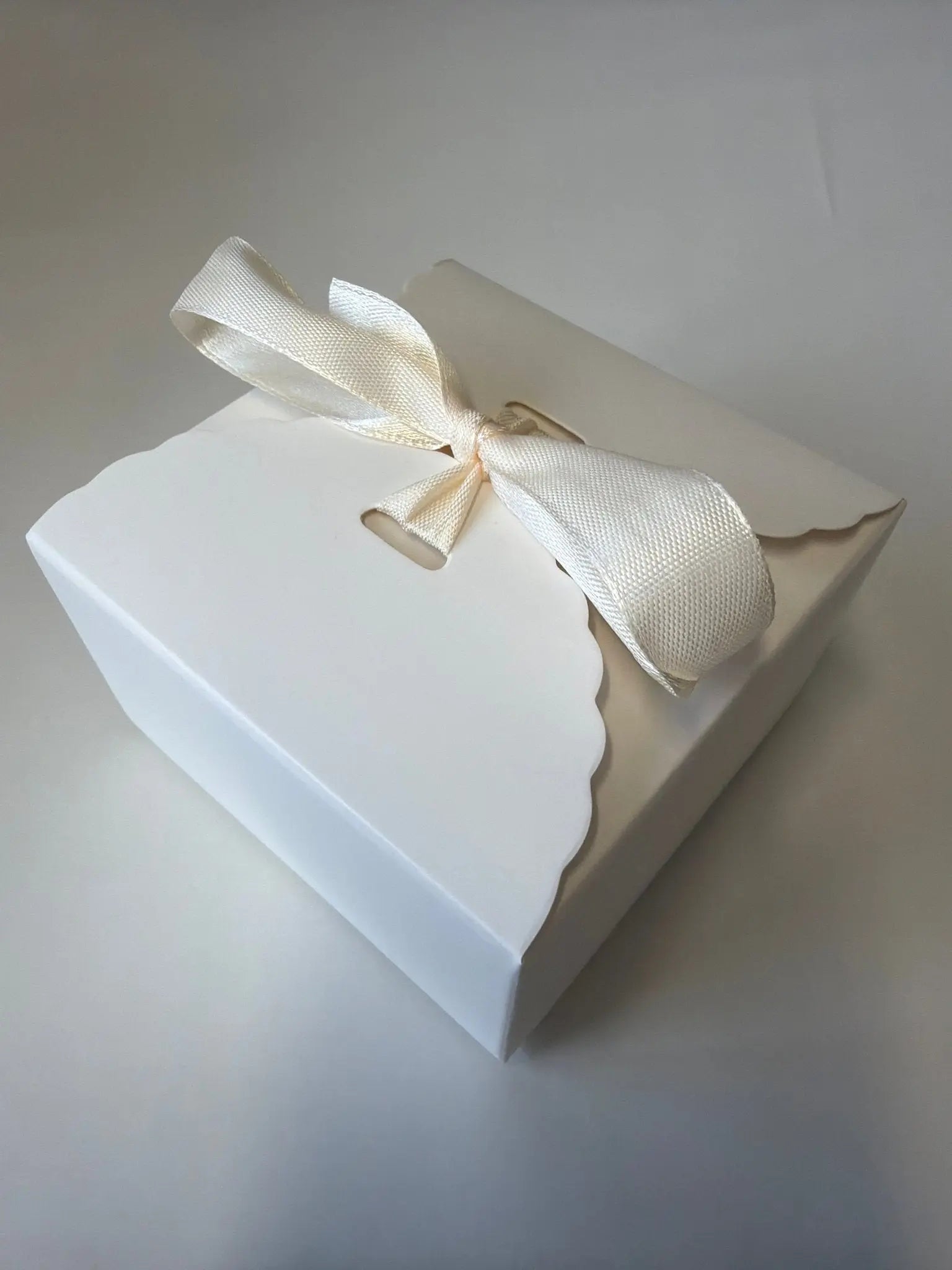 Geschenkbox mit Schleife Weiß – Stilvolle Verpackung – Glückskekse mit Wunschtext ab 1 Stück