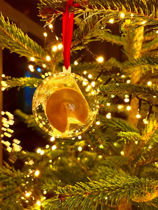 Glückskeks im Weihnachtsbaum-Ornament mit Wunschtext, perfekt als Geschenkidee für Weihnachten