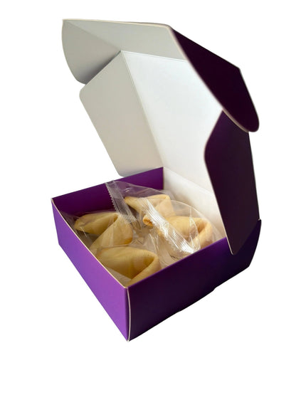 Violette Geschenkbox 12x12x5 cm - Wunschkeks.de Glückskekse mit Wunschtext ab 1 Stück